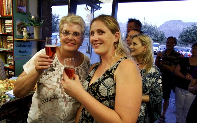 Nicolette Bosch (links) en haar dogter, Elzanne Bosch, klink ‘n glasie nadat Elzanne ‘n heildronk ingestel het